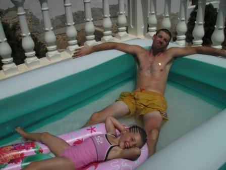 Tom en Emma in zwembad